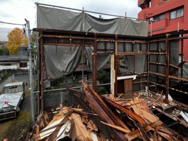 木造２階建て解体工事(神奈川県川崎市川崎区大師駅前)　工事中の様子です。